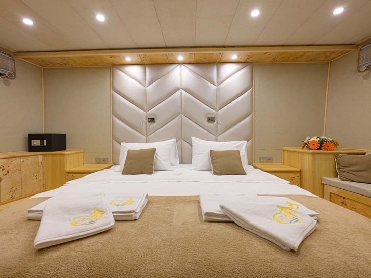 BELGIN SULTAN Custom Sailing Yacht 35m - master cabin bed BELGIN SULTAN Custom Sailing Yacht 35m - master cabin bed