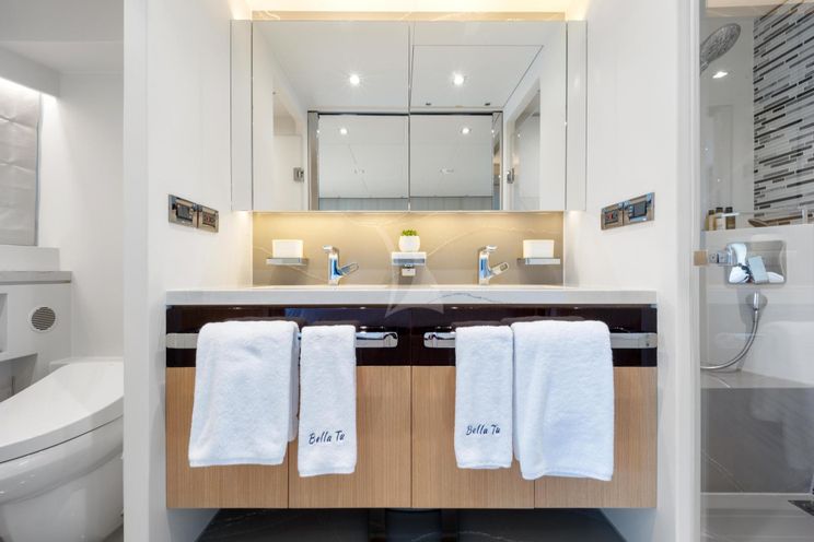 Charter Yacht BELLA TU - Horizon 90 - 5 Cabins - Nassau - Staniel Cay - Exumas