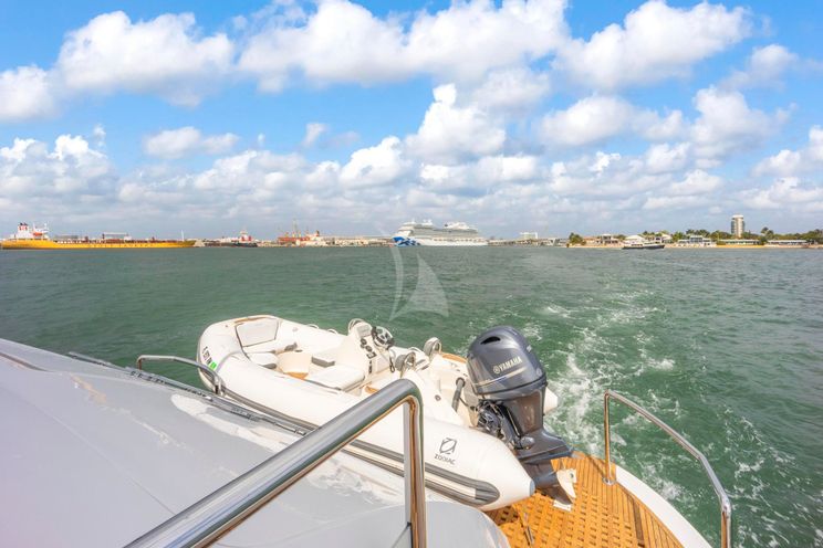 Charter Yacht BELLA TU - Horizon 90 - 5 Cabins - Nassau - Staniel Cay - Exumas