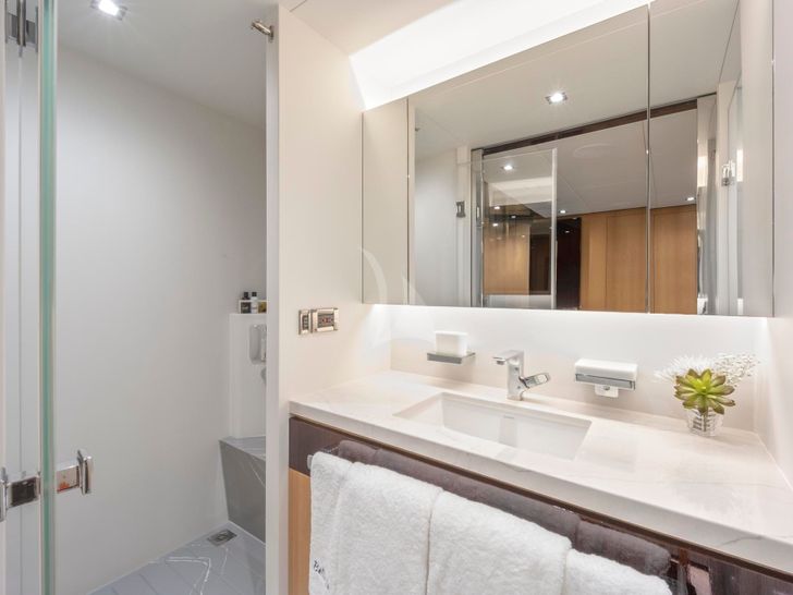 BELLA TU Horizon 90 VIP Ensuite Bath BELLA TU Horizon 90 VIP Ensuite Bath