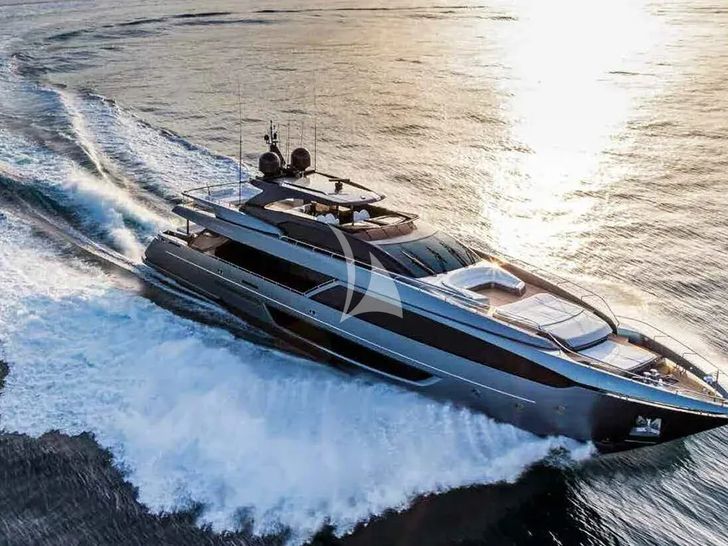 BELLA DONNA Riva Dolcevita 110 - cruising BELLA DONNA Riva Dolcevita 110 - cruising