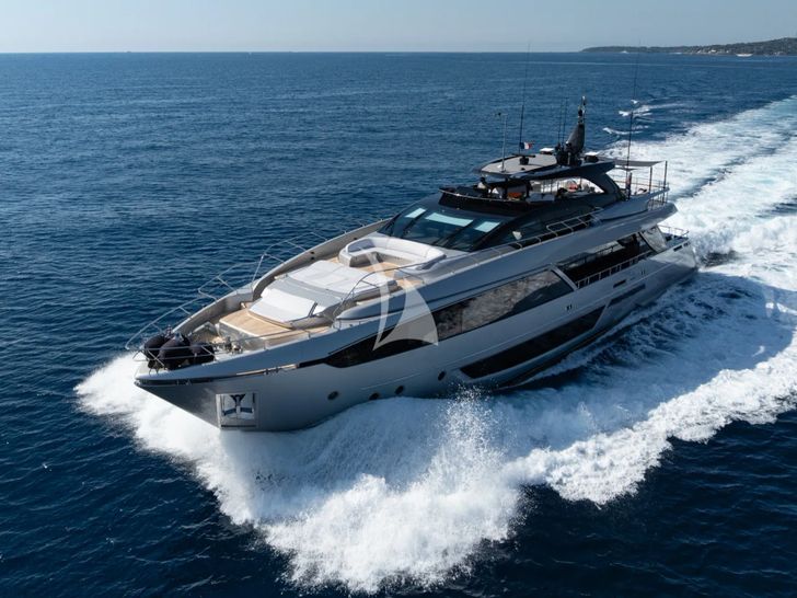 BELLA DONNA Riva Dolcevita 110 - cruising BELLA DONNA Riva Dolcevita 110 - cruising