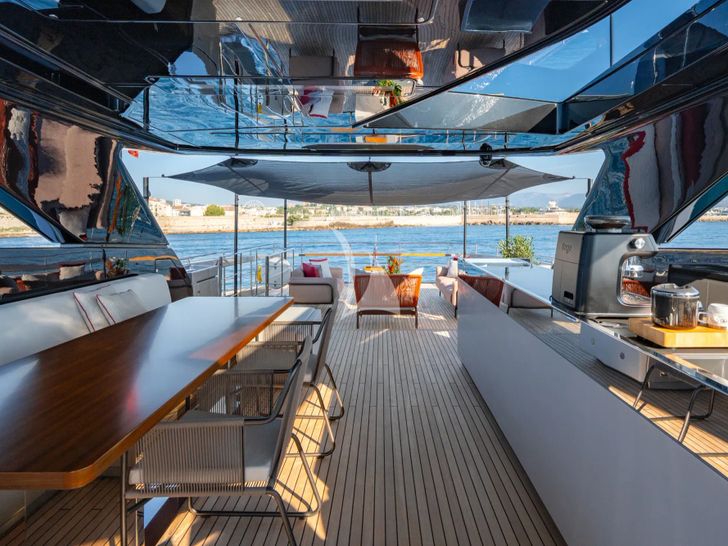BELLA DONNA Riva Dolcevita 110 - flybridge BELLA DONNA Riva Dolcevita 110 - flybridge
