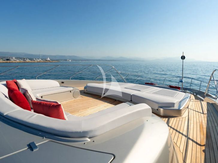 BELLA DONNA Riva Dolcevita 110 - foredeck lounge and bronzing area BELLA DONNA Riva Dolcevita 110 - foredeck lounge and bronzing area