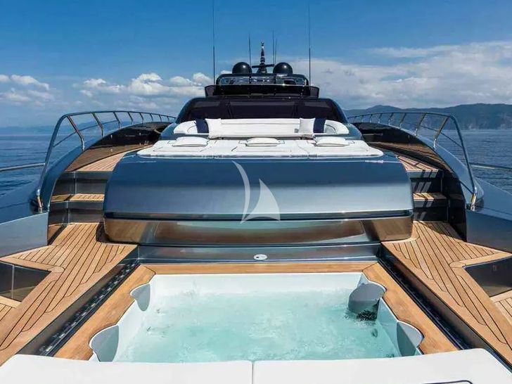 BELLA DONNA Riva Dolcevita 110 - foredeck BELLA DONNA Riva Dolcevita 110 - foredeck