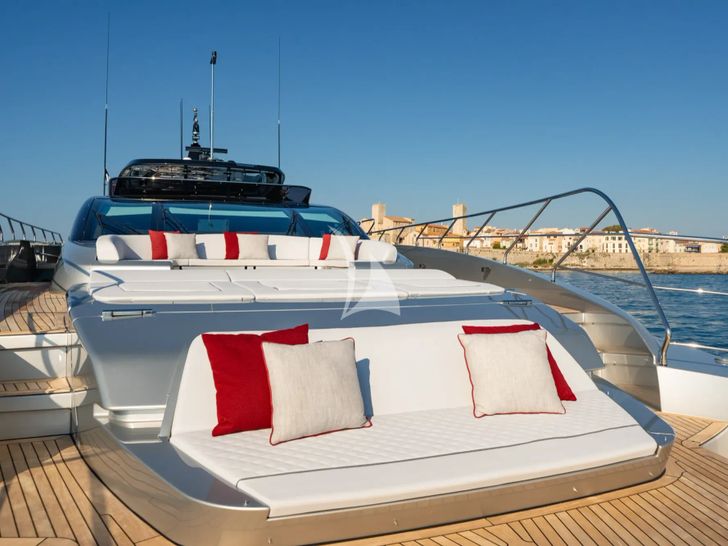 BELLA DONNA Riva Dolcevita 110 - foredeck BELLA DONNA Riva Dolcevita 110 - foredeck