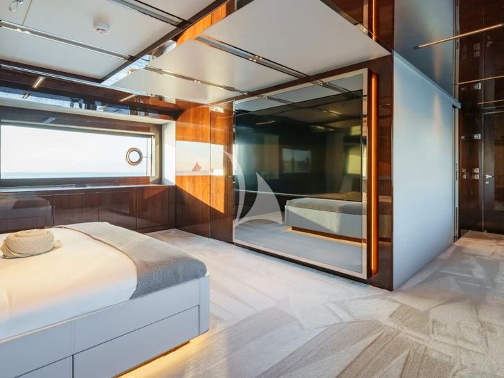BELLA DONNA Riva Dolcevita 110 - master cabin TV BELLA DONNA Riva Dolcevita 110 - master cabin TV