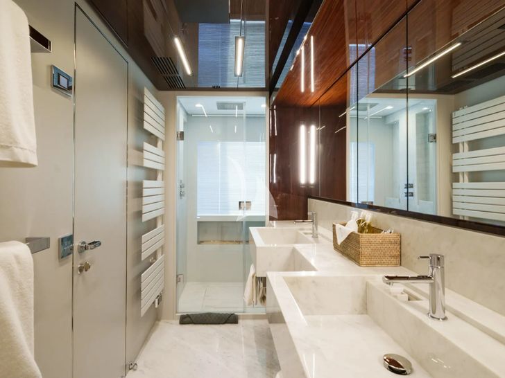 BELLA DONNA Riva Dolcevita 110 - master cabin bathroom wide shot BELLA DONNA Riva Dolcevita 110 - master cabin bathroom wide shot