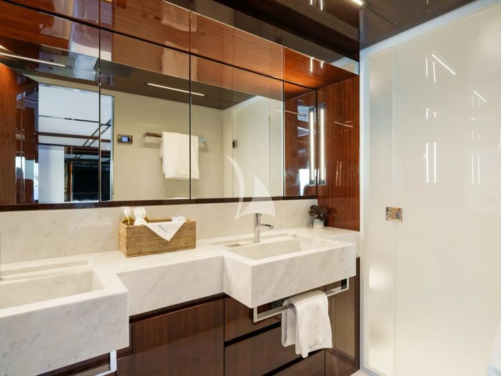 BELLA DONNA Riva Dolcevita 110 - master cabin bathroom BELLA DONNA Riva Dolcevita 110 - master cabin bathroom