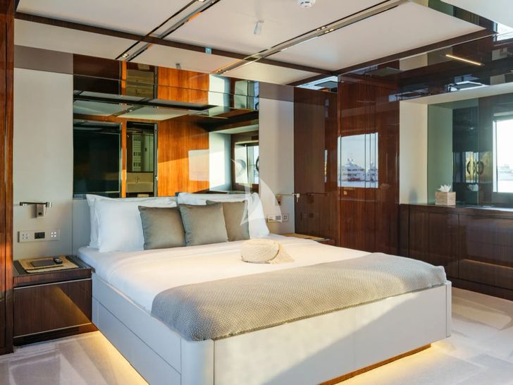 BELLA DONNA Riva Dolcevita 110 - master cabin bed BELLA DONNA Riva Dolcevita 110 - master cabin bed