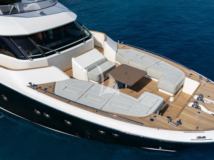 BELLA LUNA Monte Carlo 26m - foredeck lounge BELLA LUNA Monte Carlo 26m - foredeck lounge