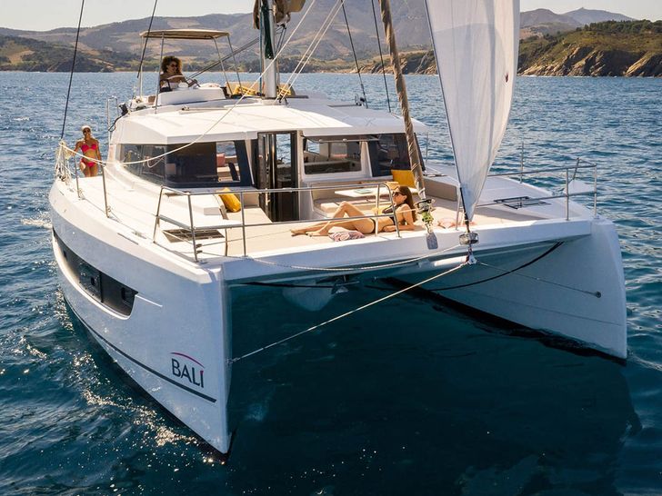 BELLA LUNA Bali 4.2 - foredeck BELLA LUNA Bali 4.2 - foredeck