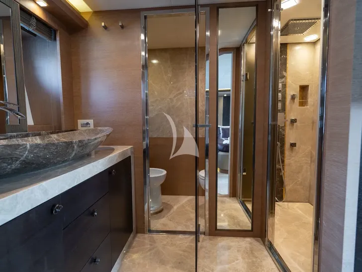 BELLA LUNA Monte Carlo 26m - master cabin bathroom BELLA LUNA Monte Carlo 26m - master cabin bathroom