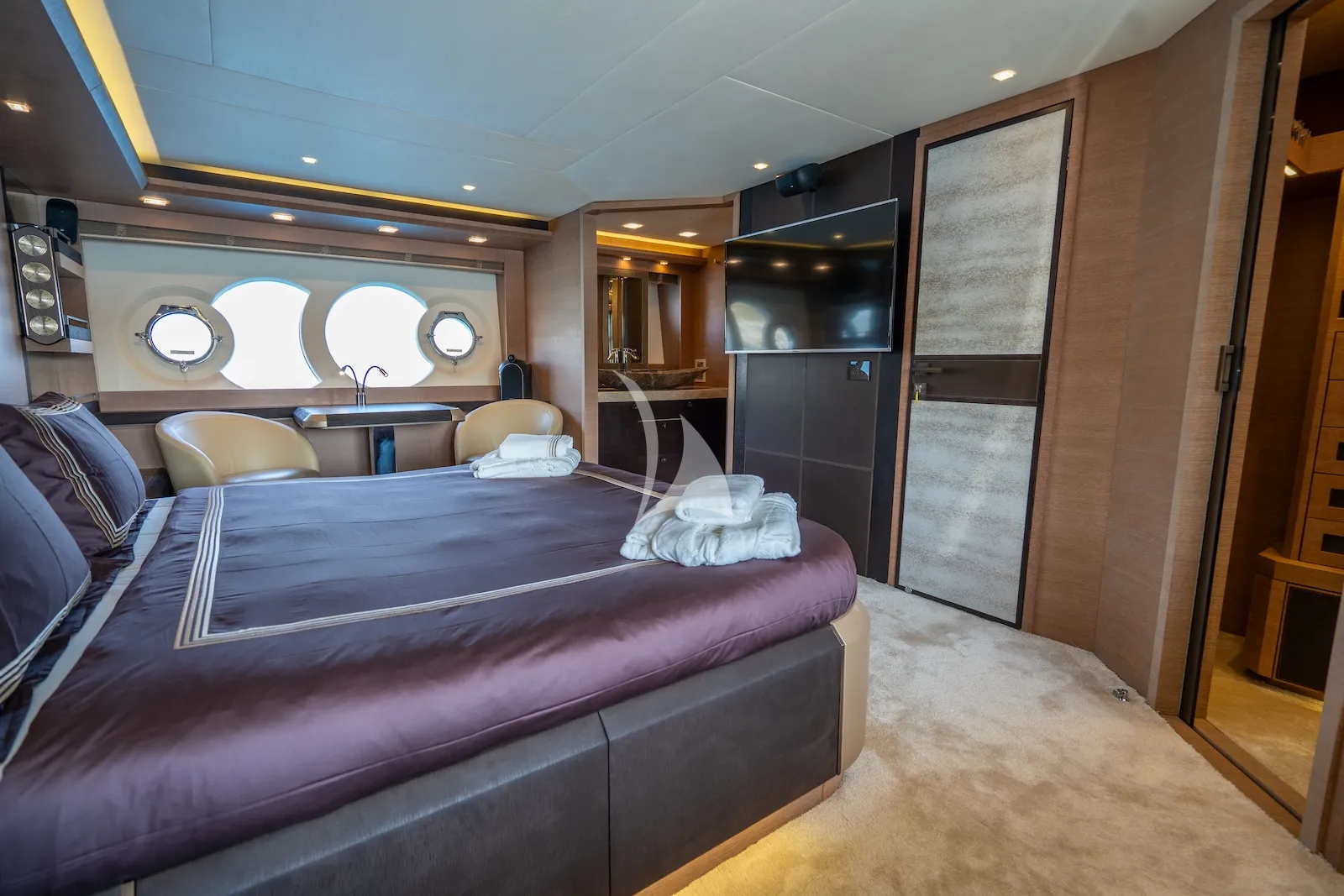 BELLA LUNA Monte Carlo 26m - master cabin bed and TV