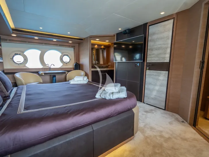 BELLA LUNA Monte Carlo 26m - master cabin bed and TV BELLA LUNA Monte Carlo 26m - master cabin bed and TV