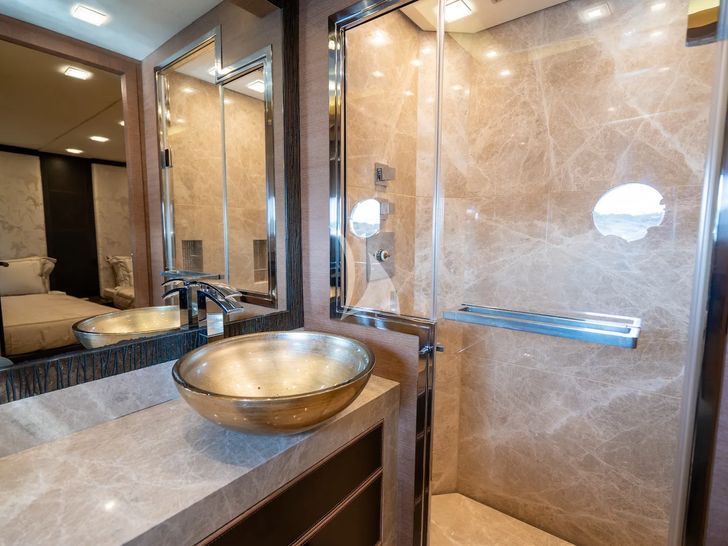 BELLA LUNA Monte Carlo 26m - twin cabin bathrooom BELLA LUNA Monte Carlo 26m - twin cabin bathrooom