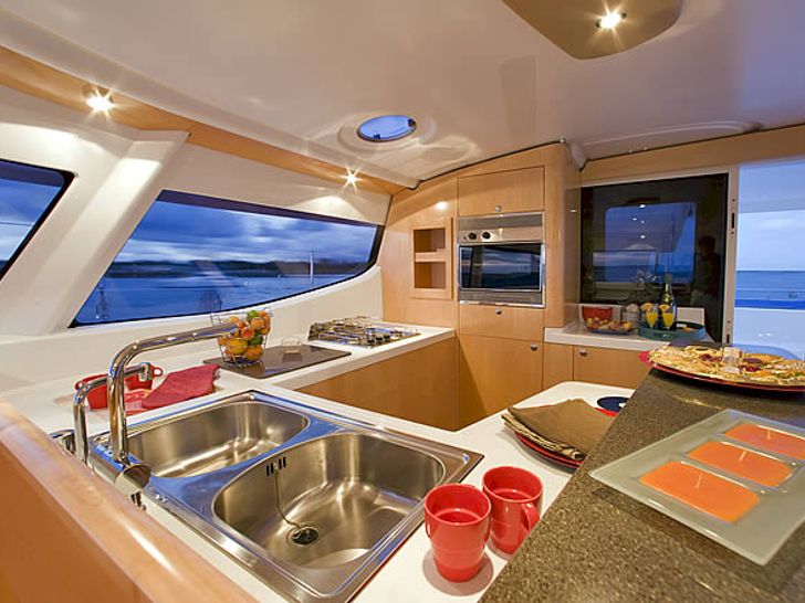 BELLAMAGGIO Fountaine Pajot Salina 48 - galley BELLAMAGGIO Fountaine Pajot Salina 48 - galley