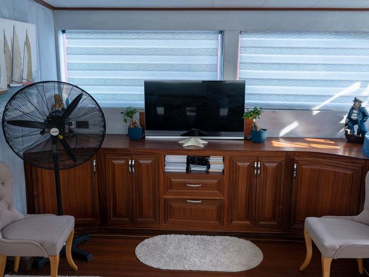 BELLA MARE 38m Custom Gulet - saloon TV BELLA MARE 38m Custom Gulet - saloon TV