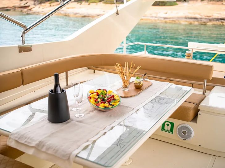 BELLAS BOY Ferretti 80 - flybridge dining area BELLAS BOY Ferretti 80 - flybridge dining area
