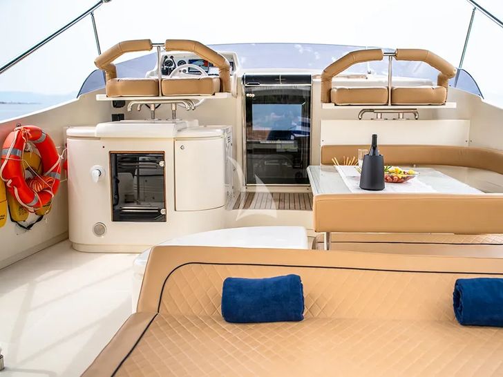BELLAS BOY Ferretti 80 - helm BELLAS BOY Ferretti 80 - helm