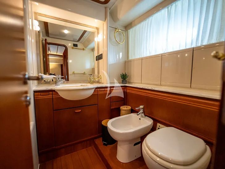 BELLAS BOY Ferretti 80 - master cabin bathroom BELLAS BOY Ferretti 80 - master cabin bathroom