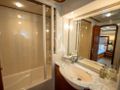 BELLAS BOY Ferretti 80 - master cabin vanity unit and shower BELLAS BOY Ferretti 80 - master cabin vanity unit and shower