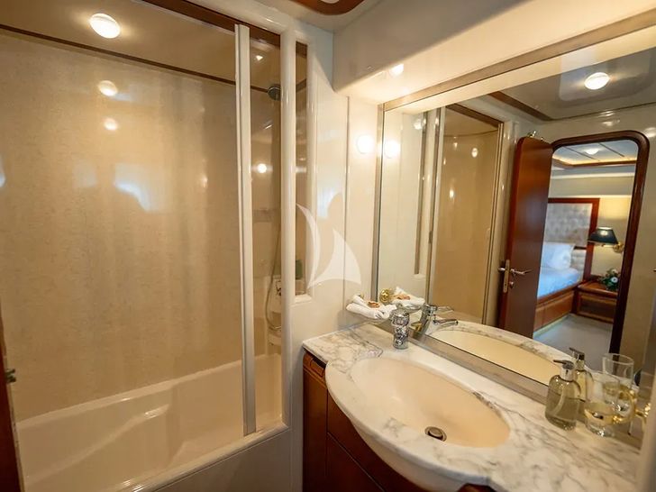 BELLAS BOY Ferretti 80 - master cabin vanity unit and shower BELLAS BOY Ferretti 80 - master cabin vanity unit and shower