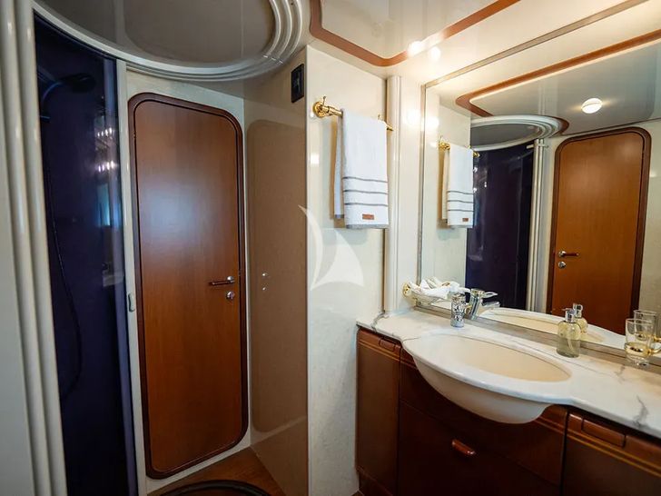 BELLAS BOY Ferretti 80 - twin cabin 1 bathroom BELLAS BOY Ferretti 80 - twin cabin 1 bathroom