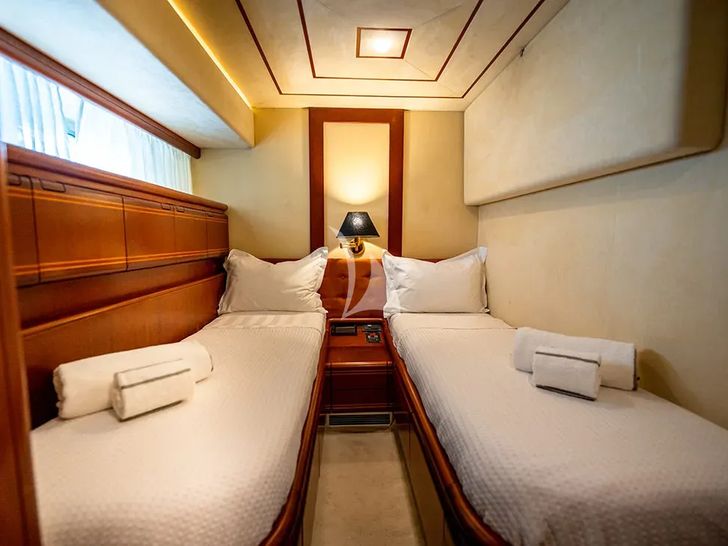 BELLAS BOY Ferretti 80 - twin cabin 1 BELLAS BOY Ferretti 80 - twin cabin 1