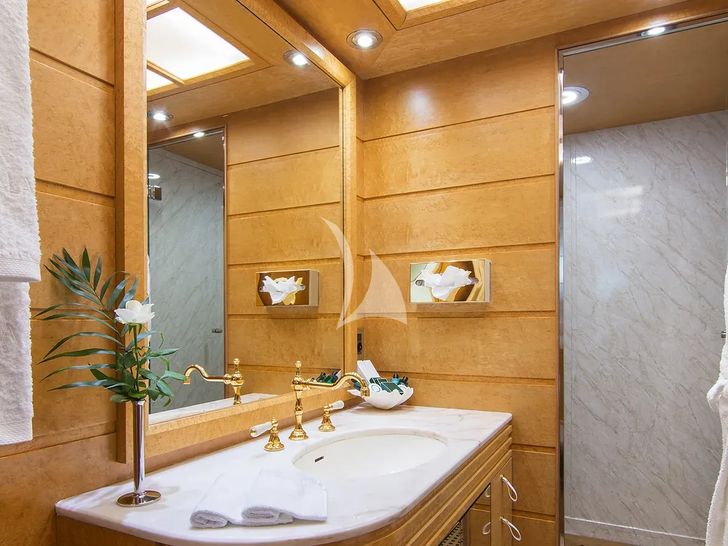 BELLA STELLA CRN Ancona 45m - VIP cabin 1 bathroom BELLA STELLA CRN Ancona 45m - VIP cabin 1 bathroom