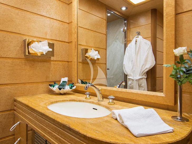 BELLA STELLA CRN Ancona 45m - VIP cabin 2 bathroom BELLA STELLA CRN Ancona 45m - VIP cabin 2 bathroom