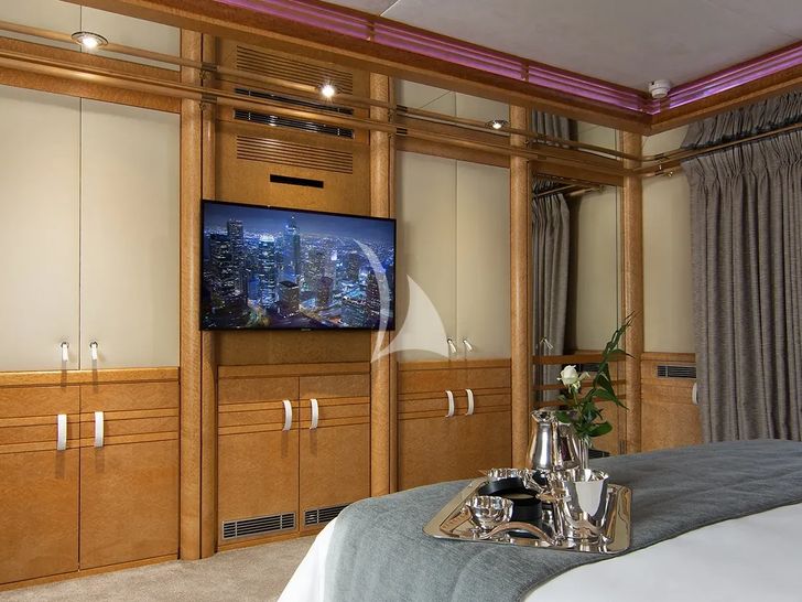 BELLA STELLA CRN Ancona 45m - master cabin TV BELLA STELLA CRN Ancona 45m - master cabin TV