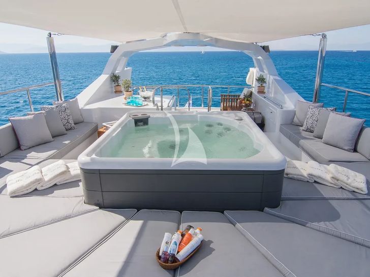 BELLA STELLA CRN Ancona 45m - sun deck jacuzzi BELLA STELLA CRN Ancona 45m - sun deck jacuzzi