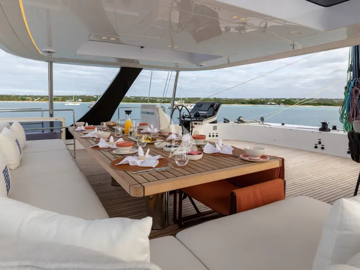 BELLDIA Sunreef 80 - flybridge dining area BELLDIA Sunreef 80 - flybridge dining area