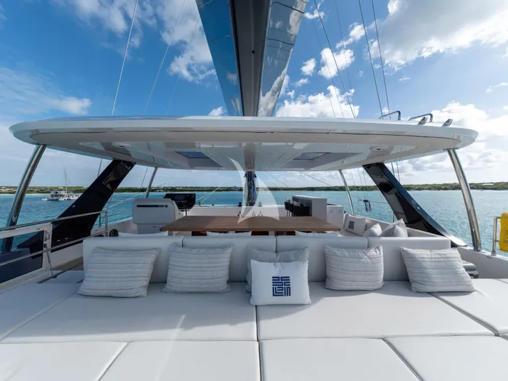 BELLDIA Sunreef 80 - flybridge sunbathing area BELLDIA Sunreef 80 - flybridge sunbathing area