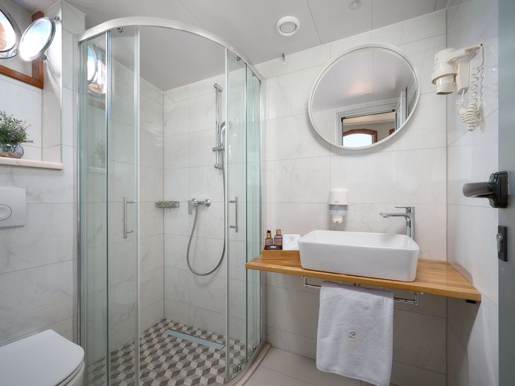 BELLEZZA Custom 52m - master cabin bathroom BELLEZZA Custom 52m - master cabin bathroom