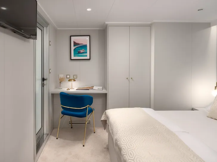 BELLEZZA Custom 52m - master cabin work desk BELLEZZA Custom 52m - master cabin work desk