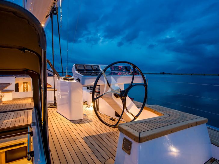 BELLKARA Conrad 26m - upper deck helm BELLKARA Conrad 26m - upper deck helm