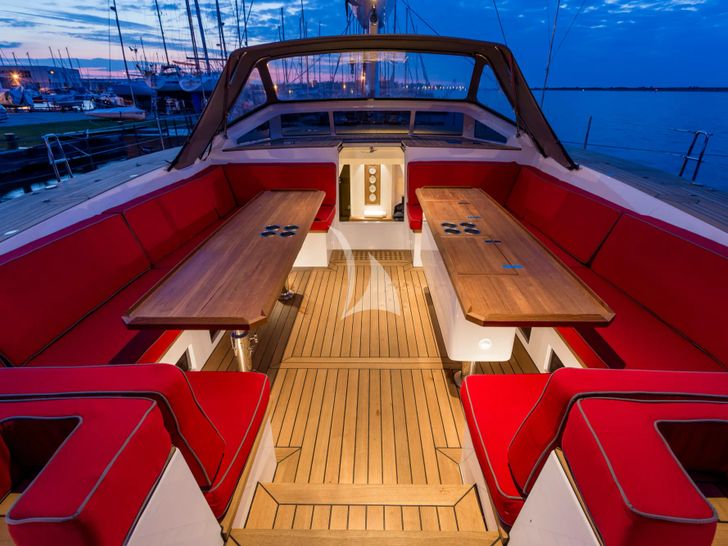 BELLKARA Conrad 26m - upper deck seating and dining area BELLKARA Conrad 26m - upper deck seating and dining area