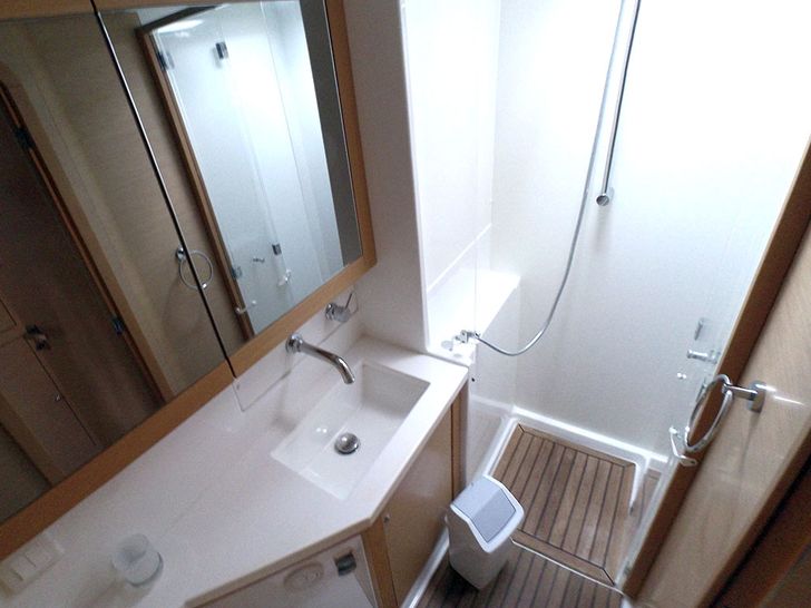 BELO Lagoon 450F - cabin 1 bathroom BELO Lagoon 450F - cabin 1 bathroom