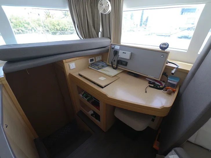 BELO Lagoon 450F - navigation station BELO Lagoon 450F - navigation station