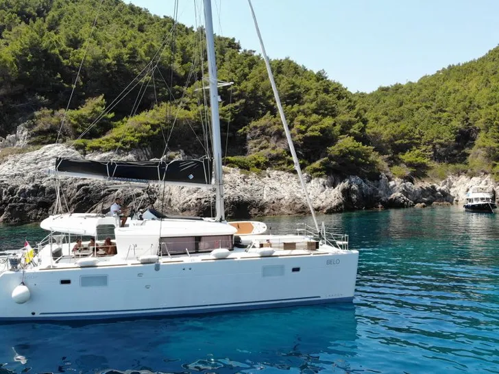 BELO Lagoon 450F - side profile BELO Lagoon 450F - side profile