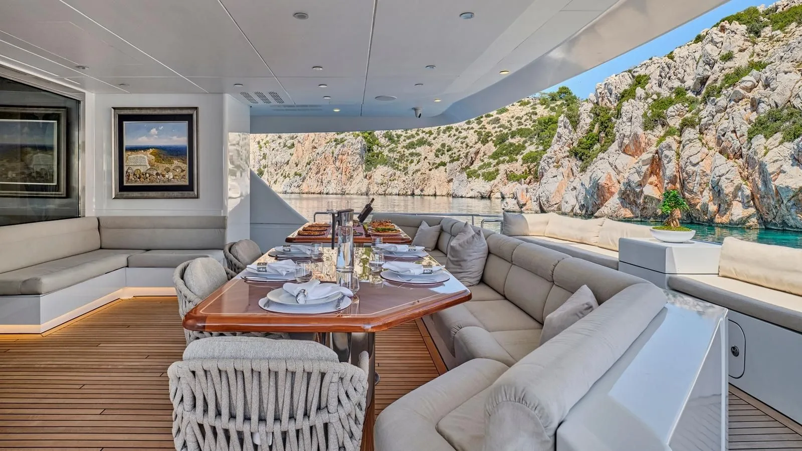 BENIK Heesen Aft Dining