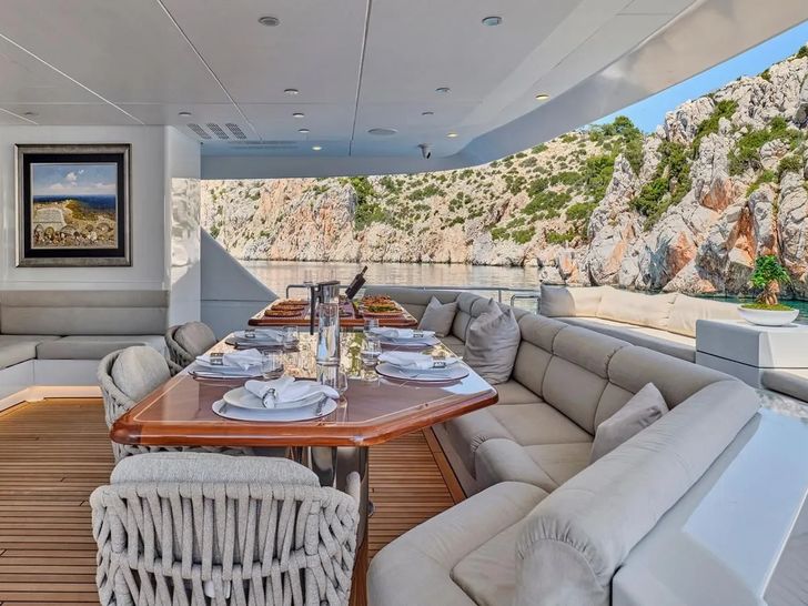 BENIK Heesen Aft Dining BENIK Heesen Aft Dining