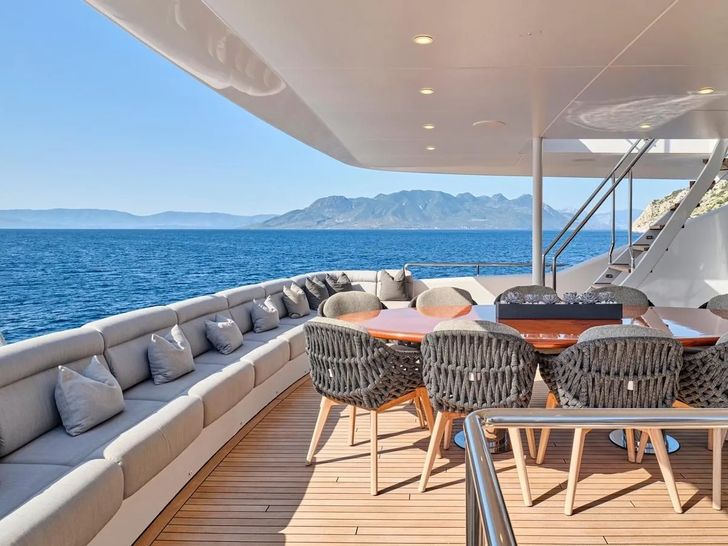 BENIK Heesen Bridge Dining BENIK Heesen Bridge Dining