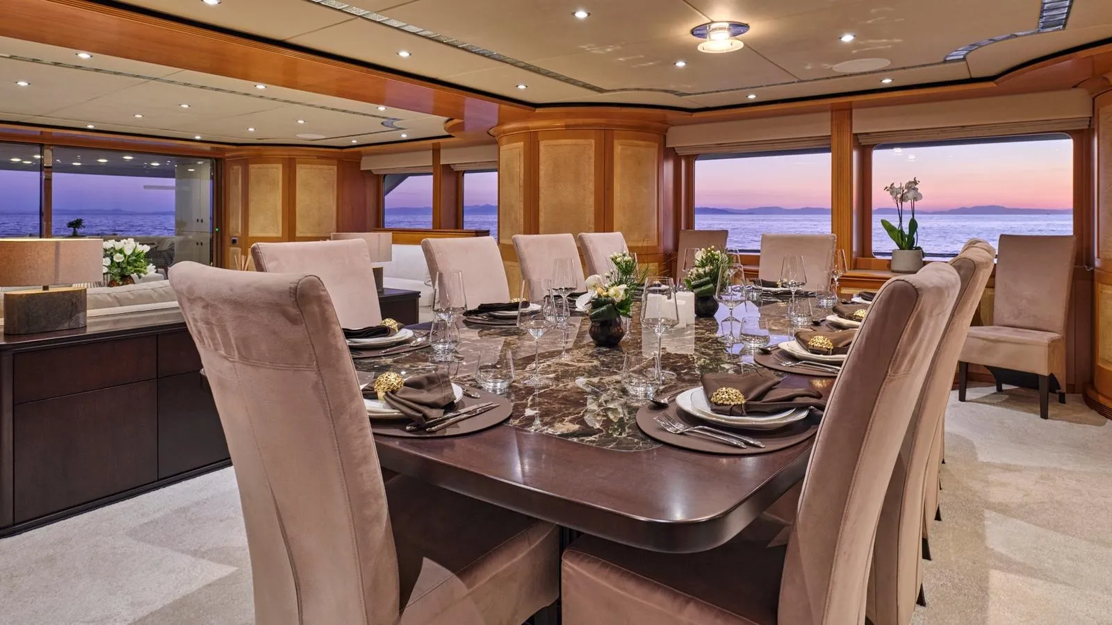 BENIK Heesen Dining