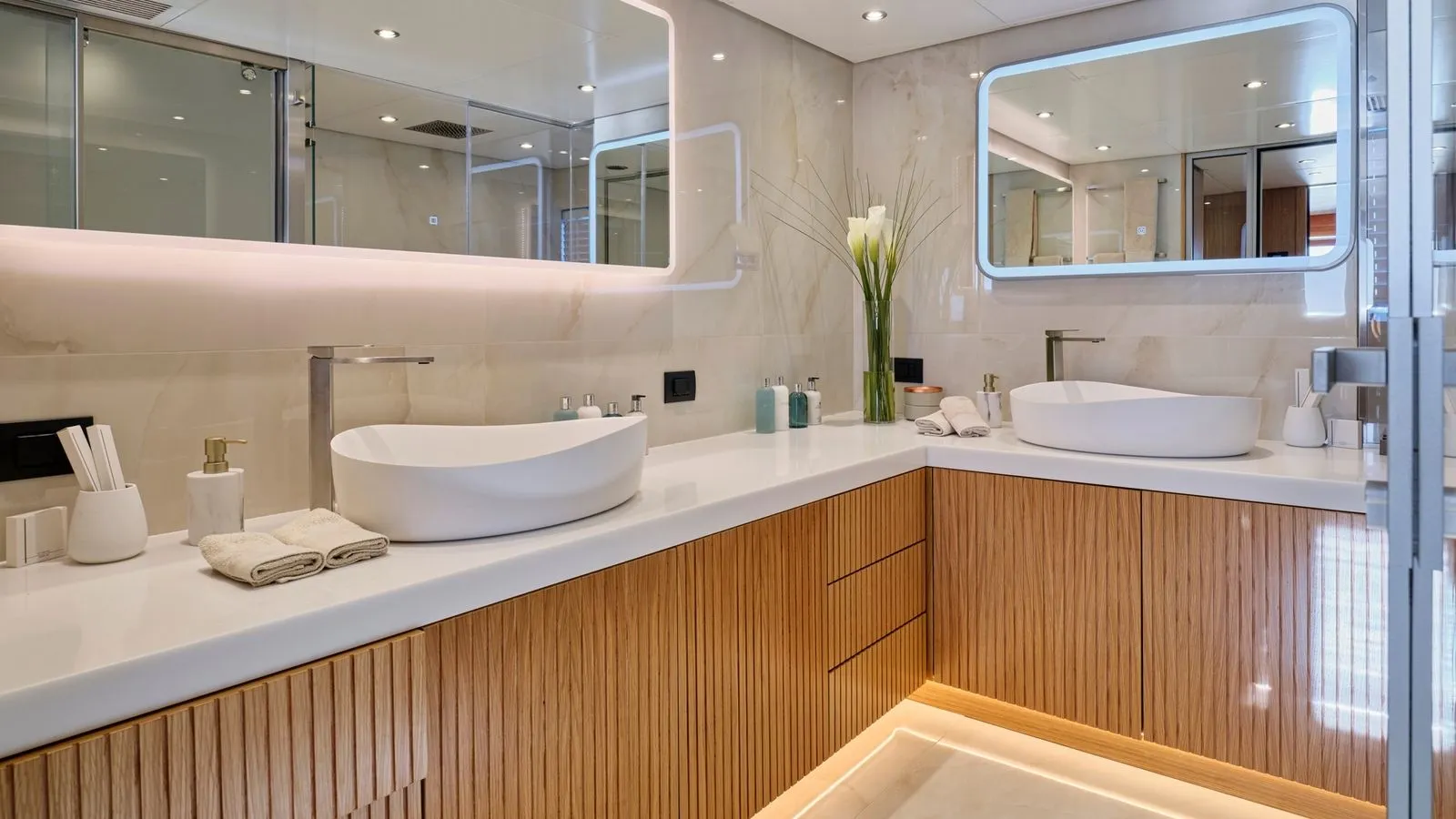 BENIK Heesen Master Ensuite