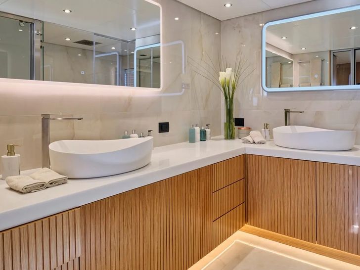 BENIK Heesen Master Ensuite BENIK Heesen Master Ensuite