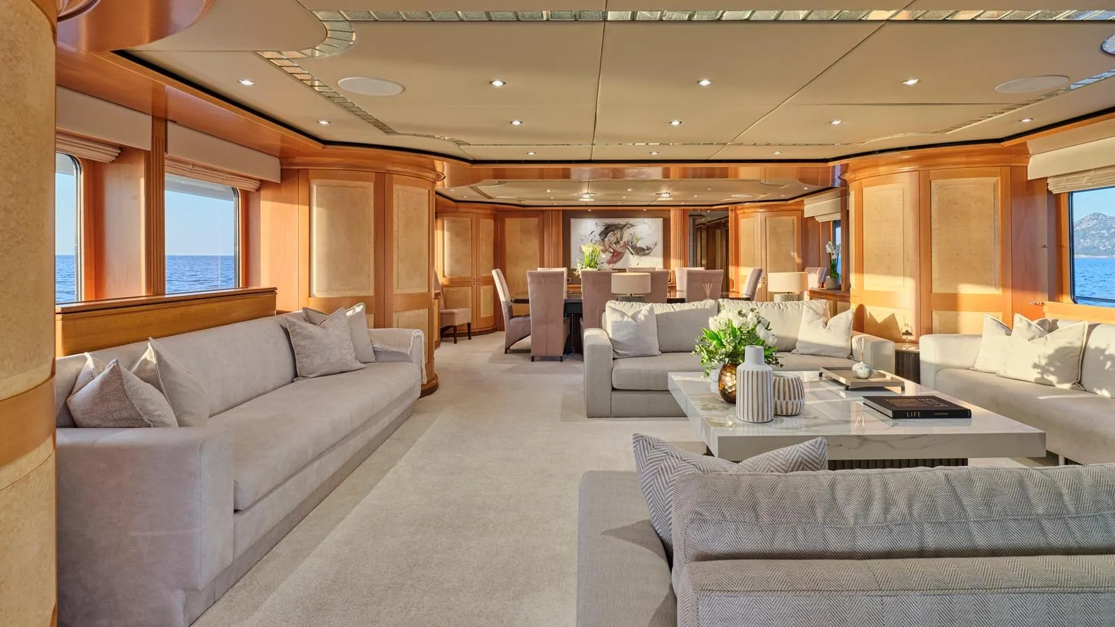 BENIK Heesen Saloon