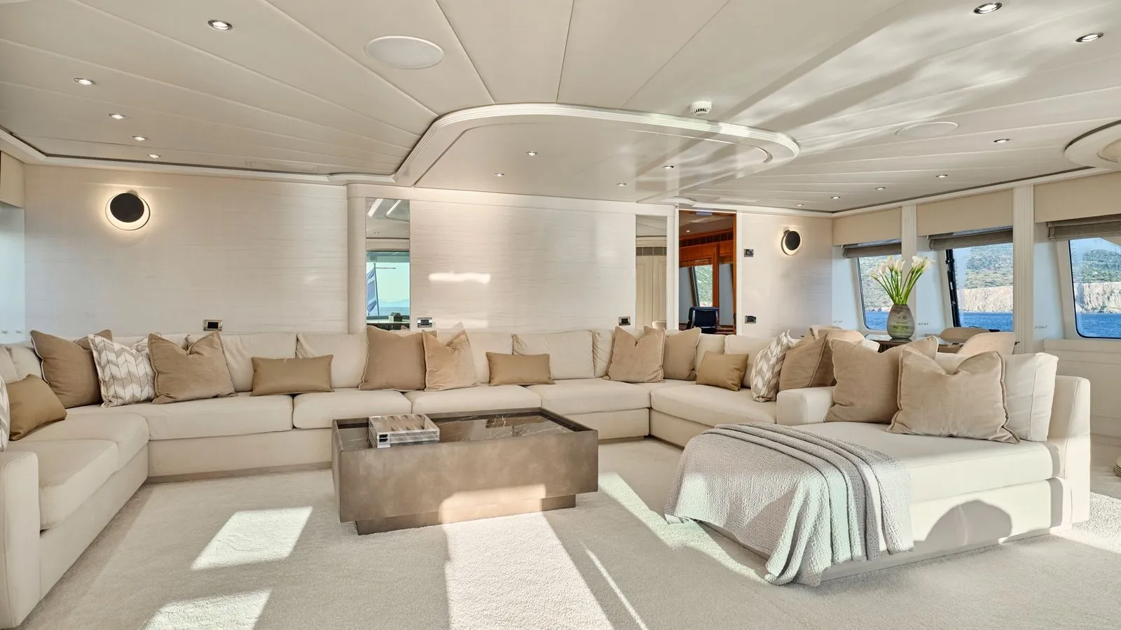 BENIK Heesen Skylounge 1